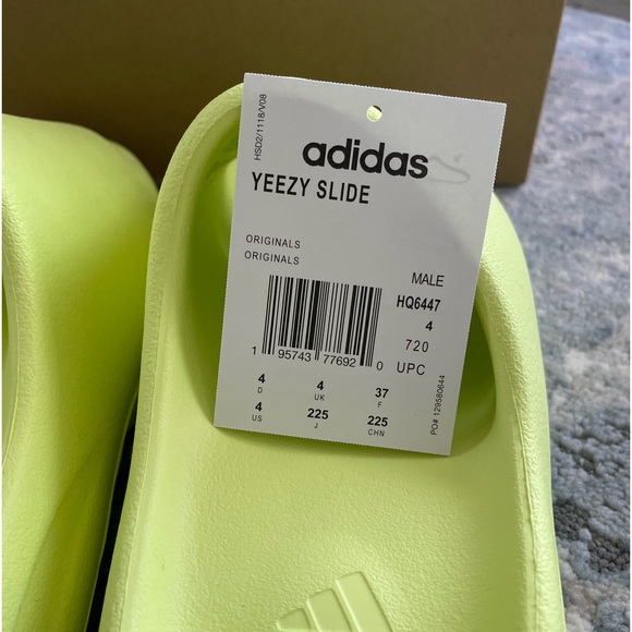 Yeezy slides in glow green - Picture 3 of 7